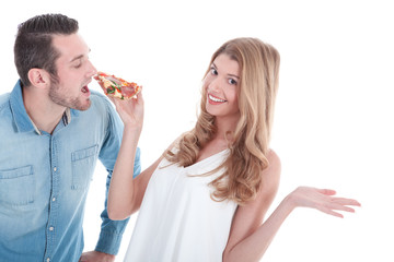 Frau füttert Mann mit Pizza lachend Porträt