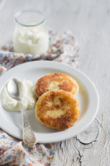 cheese pancakes with sour cream