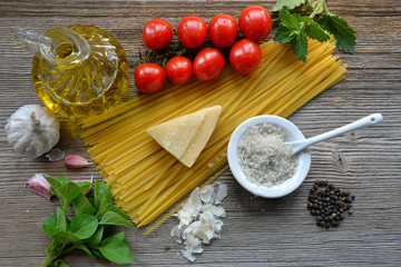Pasta Tomaten Parmesan auf Holzhintergrund