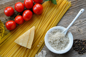 Pasta Tomaten Parmesan auf Holzhintergrund