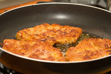 Wiener Schnitzel in der Pfanne