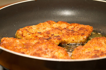 Wiener Schnitzel in der Pfanne