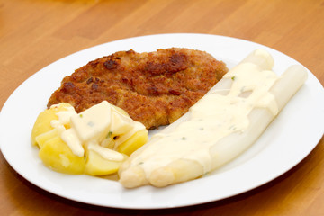Wiener Schnitzel mit Spargel und Kartoffeln