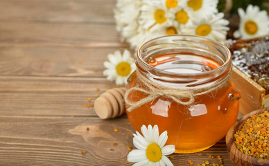 Obraz na płótnie Canvas Honey, chamomile and pollen