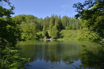 L'&eacute;tang Solvay sous un ciel tr&egrave;s bleu 