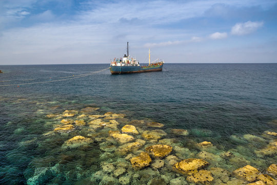 Nave alla fonda di Ventotene