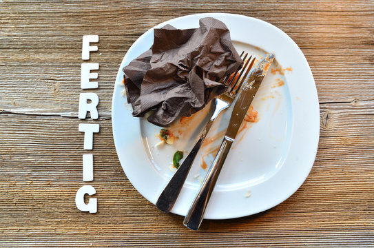 leerer Teller und Besteck Nachschlag