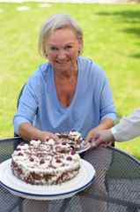 Rentnerin mit leckerer Schwarzwälder Kirschtorte