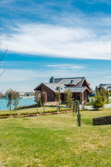 Obraz premium Modern house near water on bright day