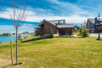 Obraz premium Modern house near water on bright day