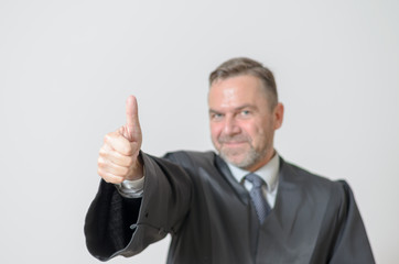 Mann in Robe und Daumen nach oben