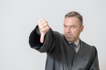 Mann in Robe und Daumen nach unten