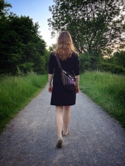 Frau läuft im Park