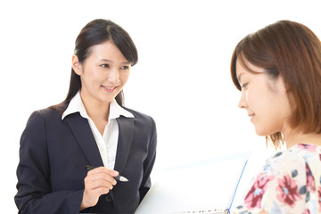 接客をする女性