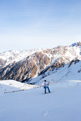 Fototapeta na wymiar Snowboarder in the mountains