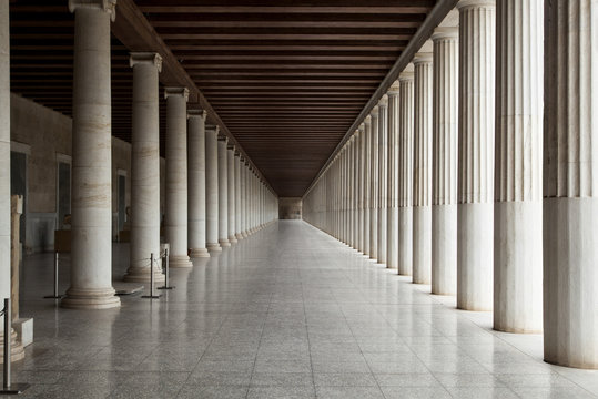 Korridor zwischen vielen Säulen in einem historischem Bauwerk