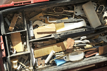Caja de herramientas desordenada del carpintero