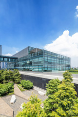 Obraz premium Empty road at building exterior