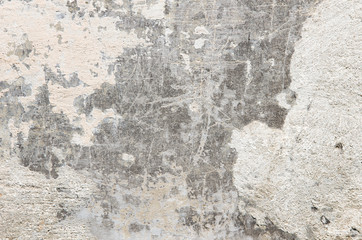 Mur de ciment gris avec traces de plâtre émietté.