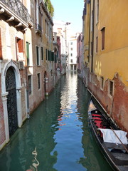 Fototapeta na wymiar Schmaler Kanal und hohe Häuser in Venedig