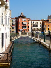 Wasserkanal, Brücke und Häuser in Venedig