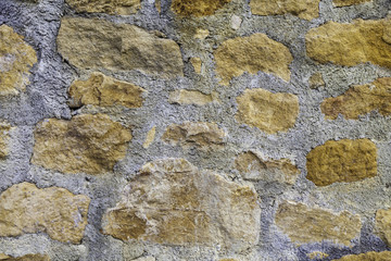 mur en pierre jaune