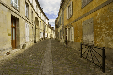 Fototapeta na wymiar Rue pavée Alphonse Cardin à Crépy-en-Valois (60800), département de l'Oise en région Hauts-de-France, France