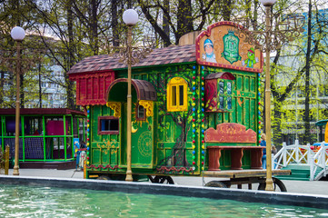 цветной деревянный вагончик цирковых артистов в парке отдыха © plaksik13