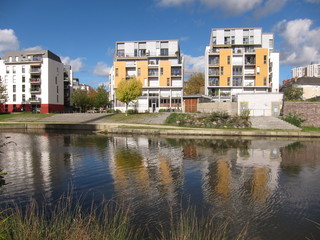 Fototapeta na wymiar Modern buildings reflected in the River