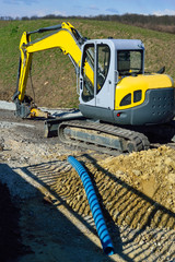Kleiner Bagger auf Baustelle