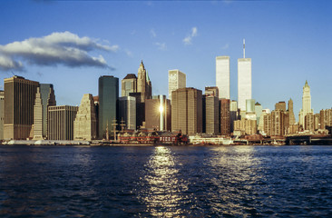 Obraz premium view from Brooklyn Bridge to skyscraper and twin towers