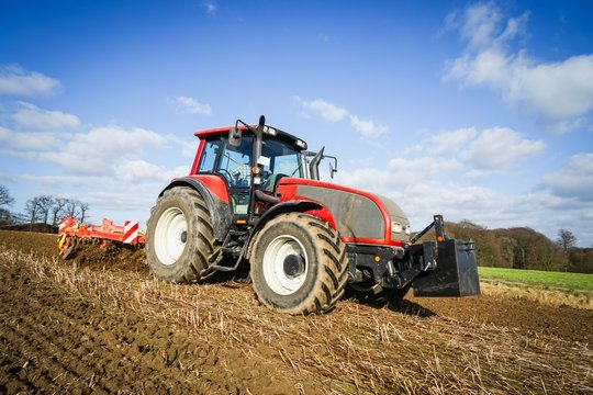 Ackerbau, Landwirt mit Traktor bei der Bodenbearbeitung