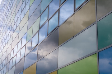 Bunte Fassadenelemente an Geb&auml;ude