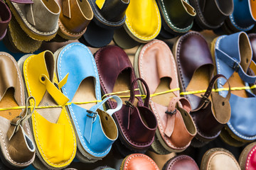 Leather shoes in different colors at a flea market