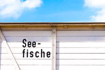 Seefische Holzwand mit Himmel
