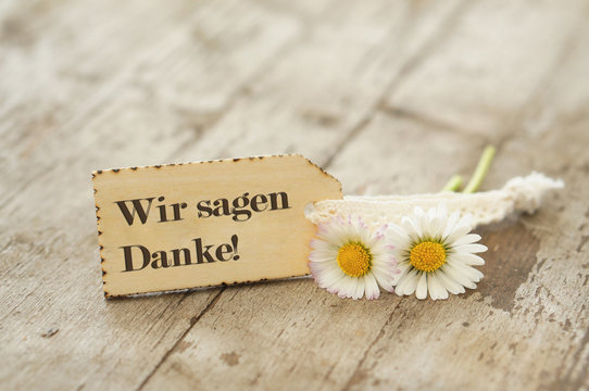 Wir sagen Danke! auf Holzhintergrund