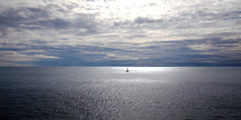 Segelboot in der Ferne