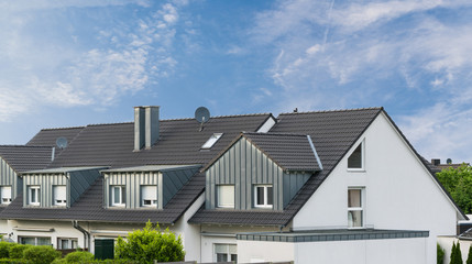 Reihenhäuser in Deutschland mit Gibel und blauen Himmel