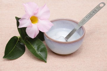 ココナッツオイルと夏の花