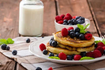 Pancakes with forest fruit and mint