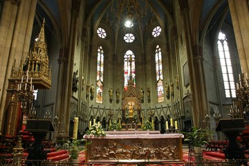Fototapeta na wymiar Altar in Zagreb cathedral