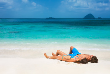 Fototapeta na wymiar Young couple on the tropical beach