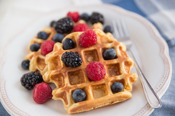 Belgische Waffeln mit frischen Beeren 