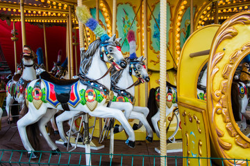 карусель с цветными лошадями в парке культуры и отдыха