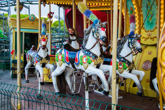 карусель с цветными лошадями в парке культуры и отдыха