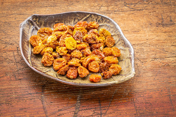 dried goldenberries in bowl