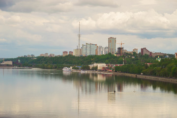 городской пейзаж у реки