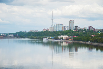 городской пейзаж у реки