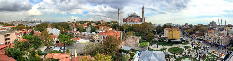 Fototapeta na wymiar ISTANBUL - SEPTEMBER 21, 2014: Tourists enjoy city life in Sulta
