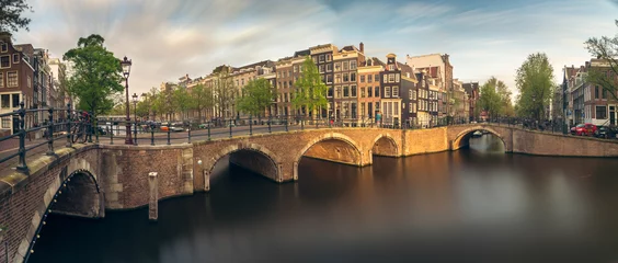 Poster Panorama van prachtige Amsterdamse grachten met brug, Holland © honzahruby